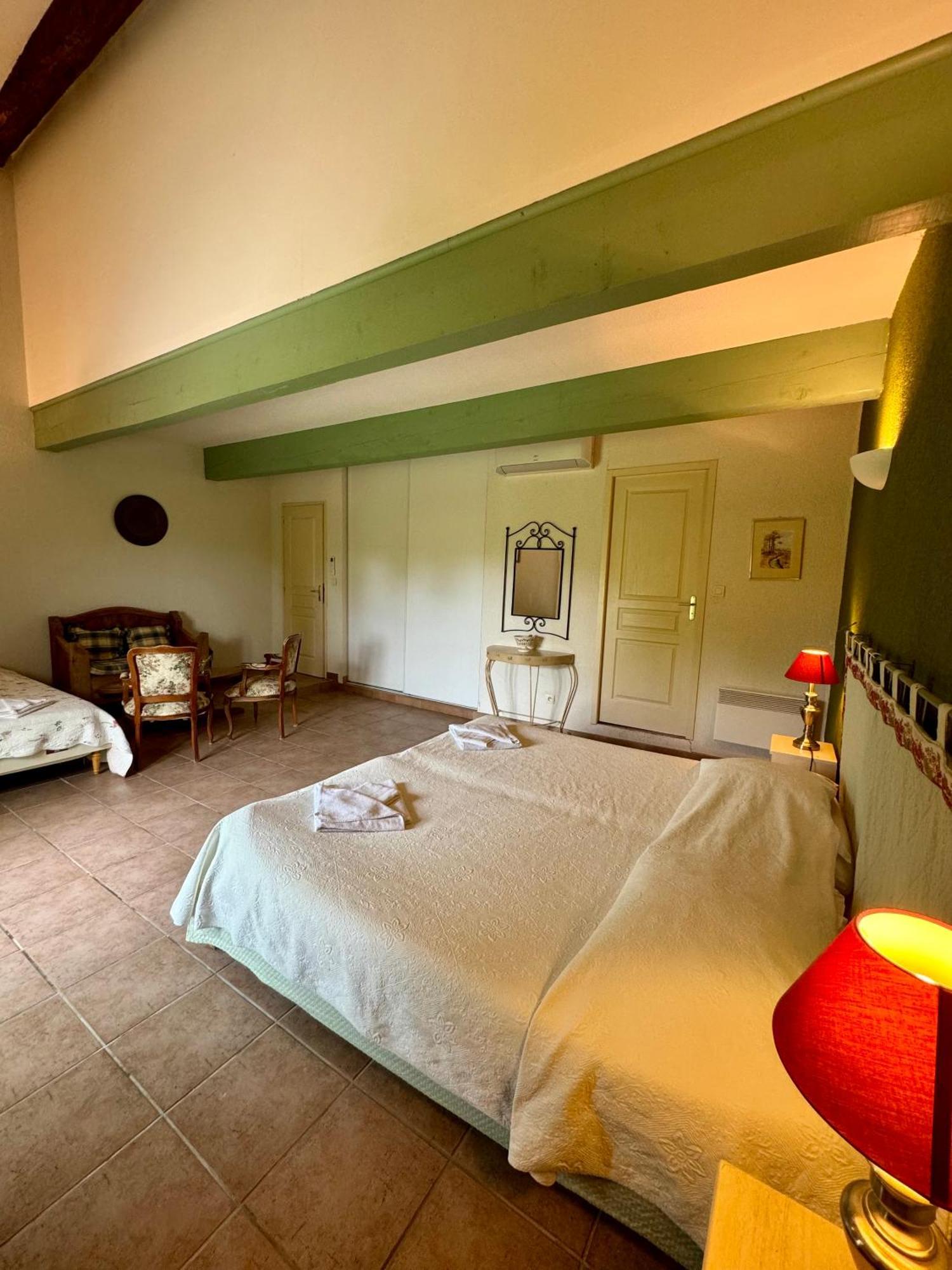 Mas Du Grand Peloux Hotel Пор-Сен-Луи-дю-Рон Стая снимка
