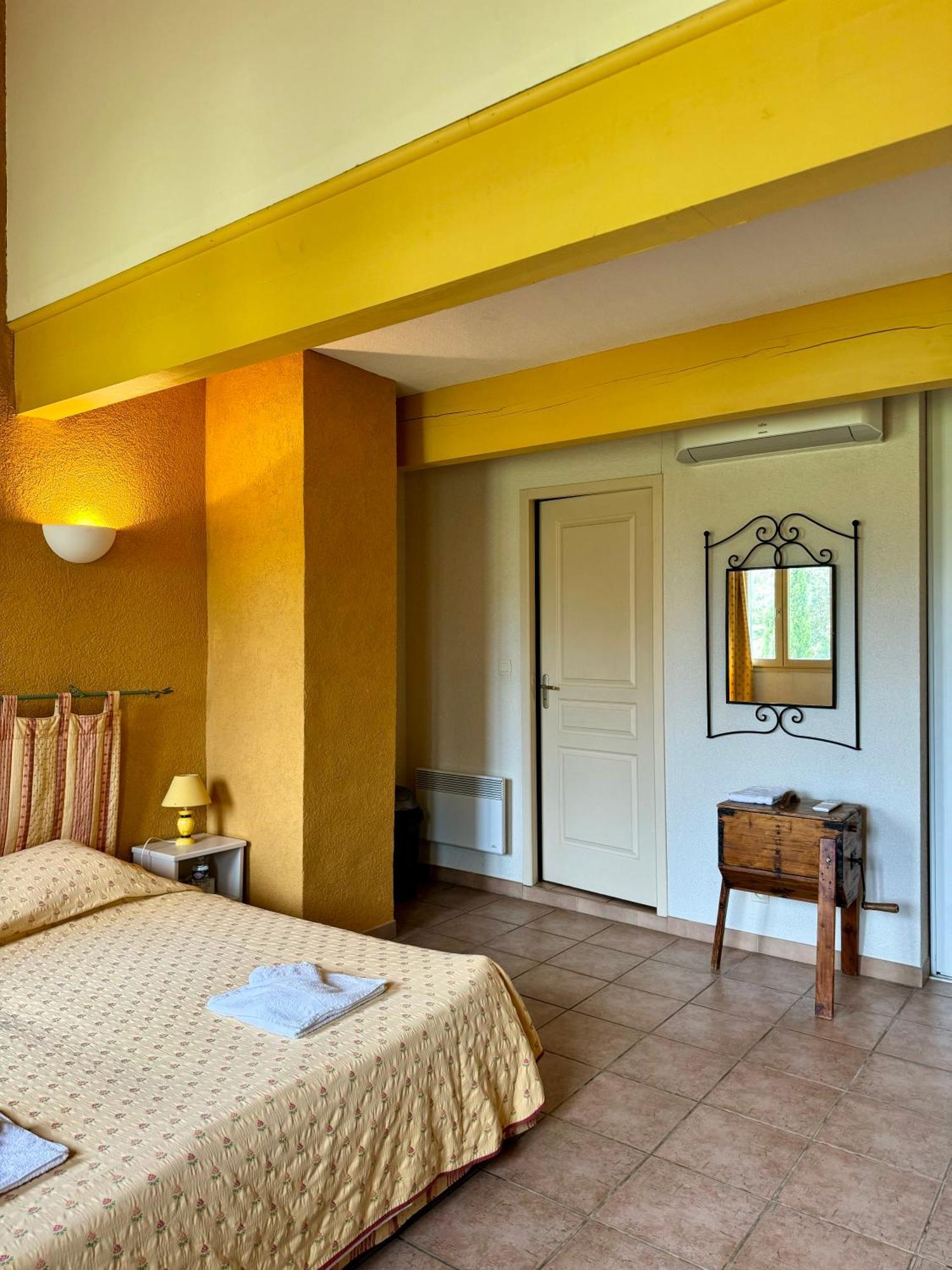 Mas Du Grand Peloux Hotel Пор-Сен-Луи-дю-Рон Екстериор снимка
