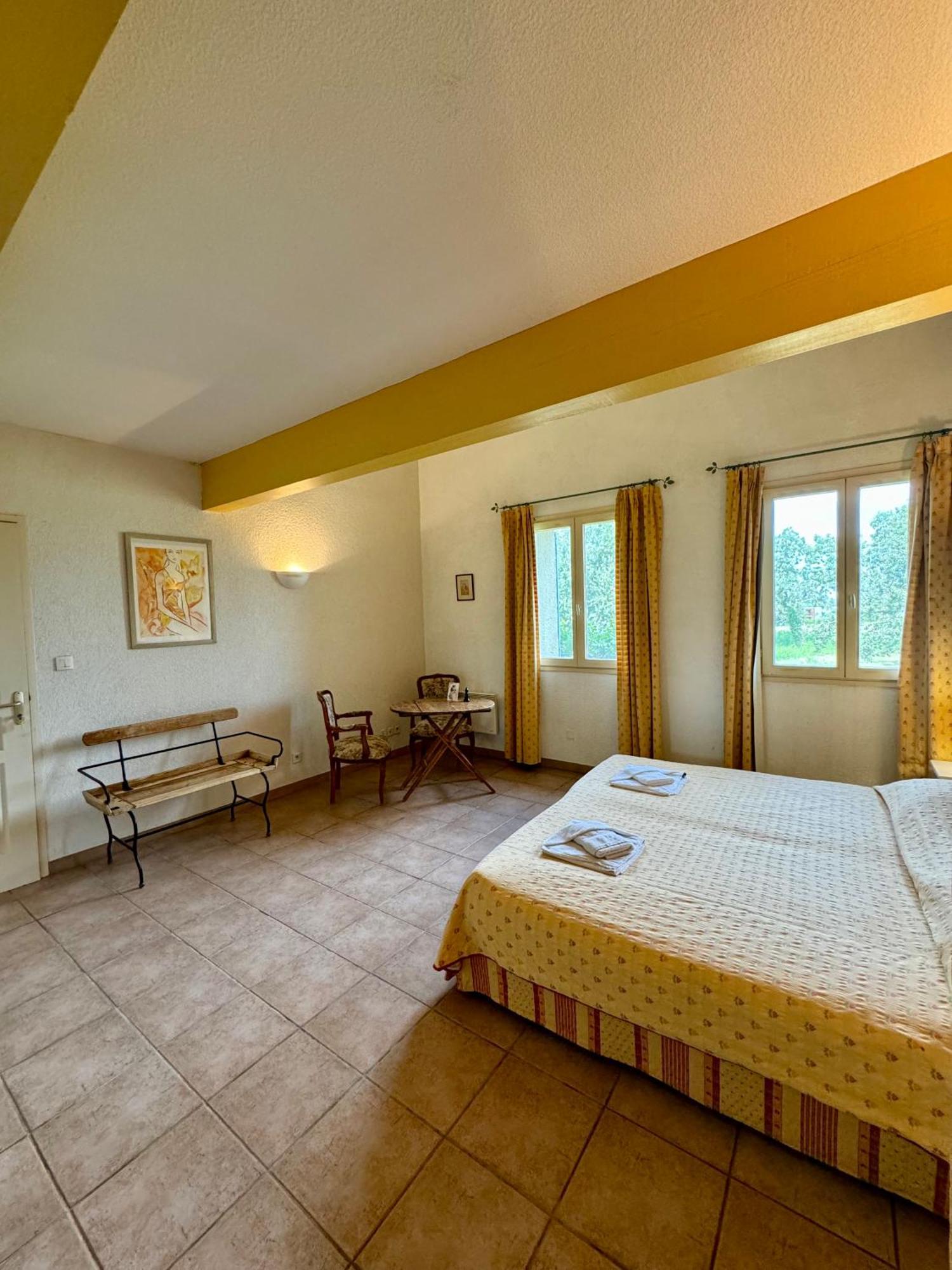 Mas Du Grand Peloux Hotel Пор-Сен-Луи-дю-Рон Стая снимка