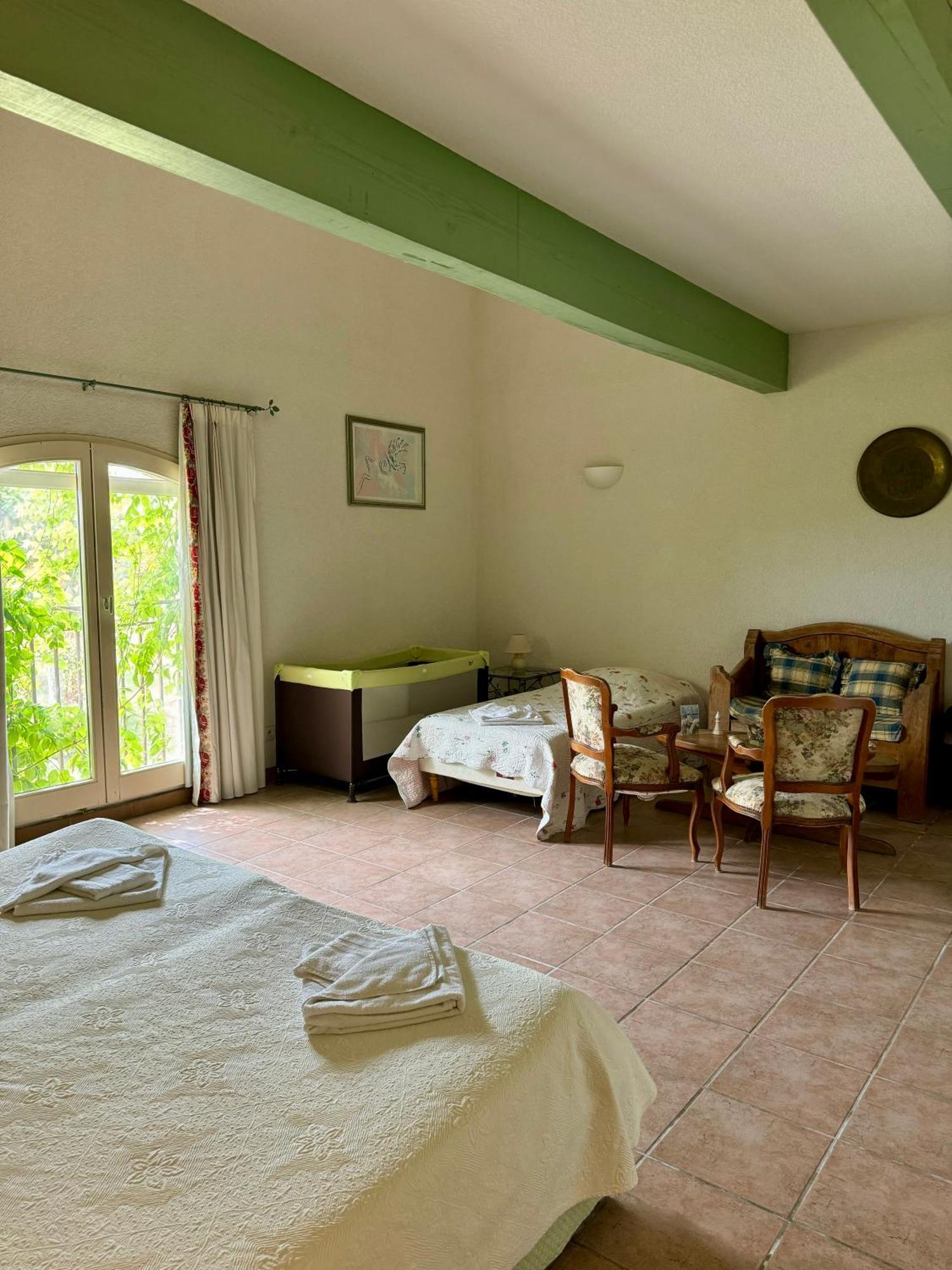 Mas Du Grand Peloux Hotel Пор-Сен-Луи-дю-Рон Стая снимка